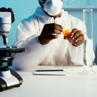 検診で紅茶色の尿、泌尿器科へ行くべき？