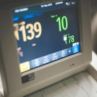 胸の違和感と速い脈は期外収縮か発作性上室頻拍なのでしょうか？