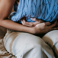 腹痛と吐き気が続き便も出ません、食事はどうしたら良いですか？