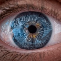 右目を動かすと痛く、視界が白飛びする、これは何の病気？