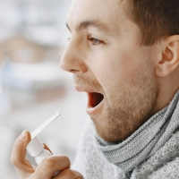 片耳で一定のリズムでボワンボワン鳴る、突発性難聴の既往は関係ある？