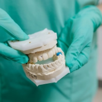 1ヶ月治らない口内炎、魚の骨のような尖ったものは何ですか？