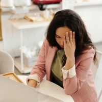 強い頭痛、微熱が続き顔に蕁麻疹、何科を受診すべき？